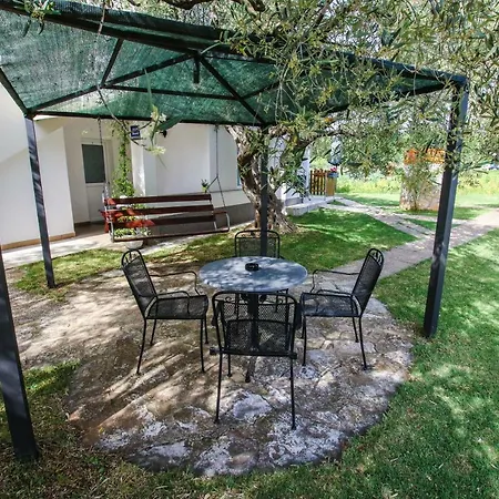Apartments Vuceric Peroj Exterior foto